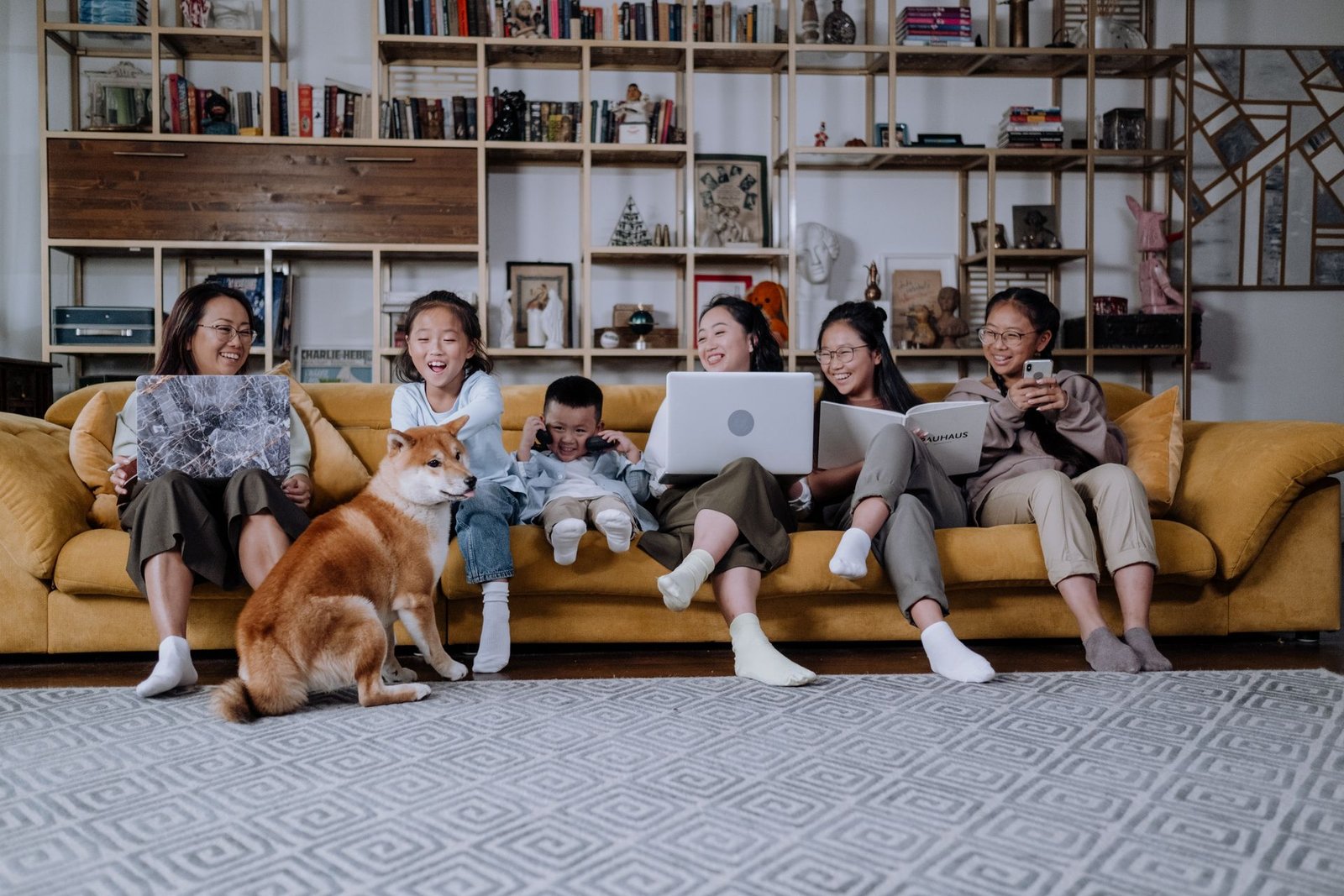 Mascotas disfrutando en un entorno de hogar cálido y familiar